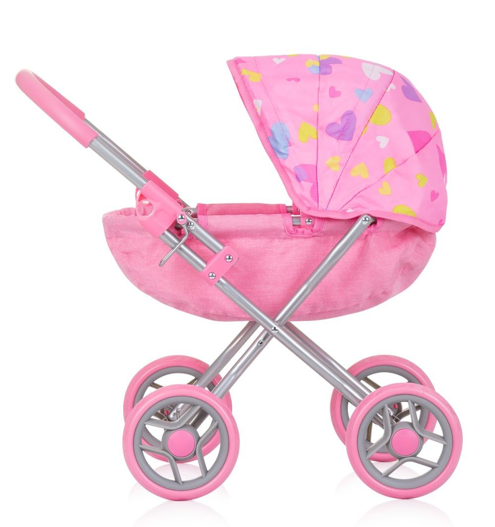 Ein rosa Puppenwagen mit herzbedrucktem Verdeck und silbernem Metallrahmen vor weißem Hintergrund.