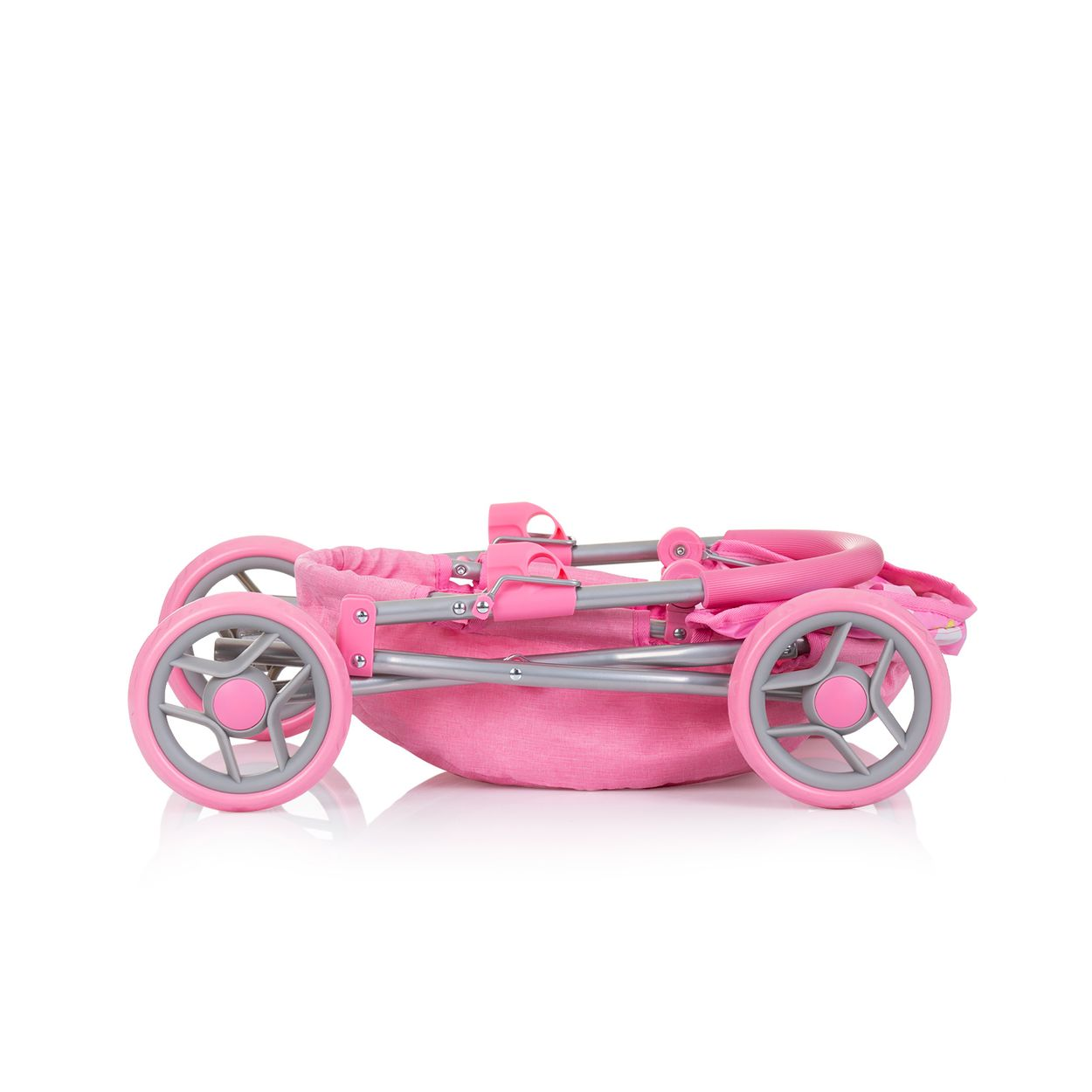 Ein zusammengeklappter rosa Puppenwagen mit grauem Rahmen auf weißem Hintergrund.