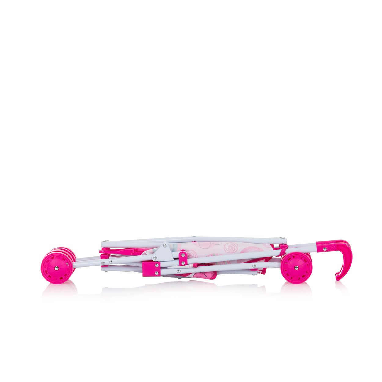 Ein zusammengeklappter rosa-weißer Puppenbuggy liegt waagerecht auf weißem Hintergrund.