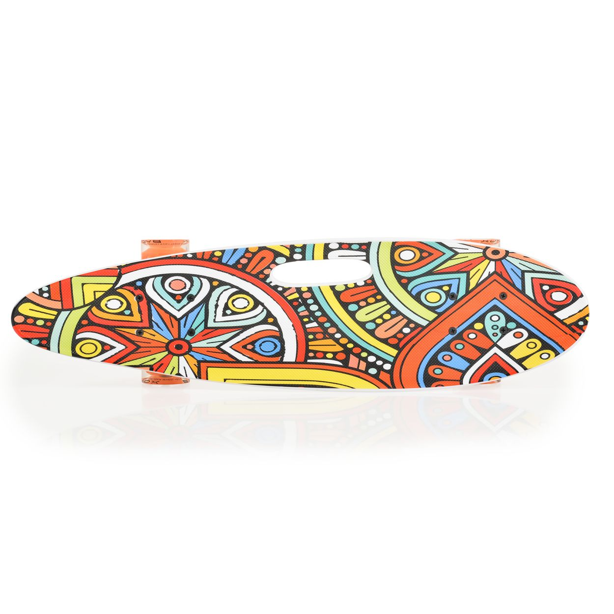 Ein bunter Skateboard mit einem detaillierten Mandala-Muster auf der Oberseite, auf weißem Hintergrund.