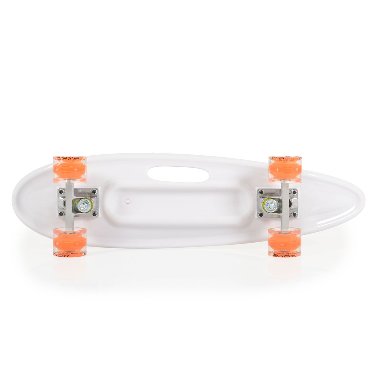 Ein weißes Skateboard mit orangefarbenen Rädern und Silberachsen liegt auf einem weißen Hintergrund.