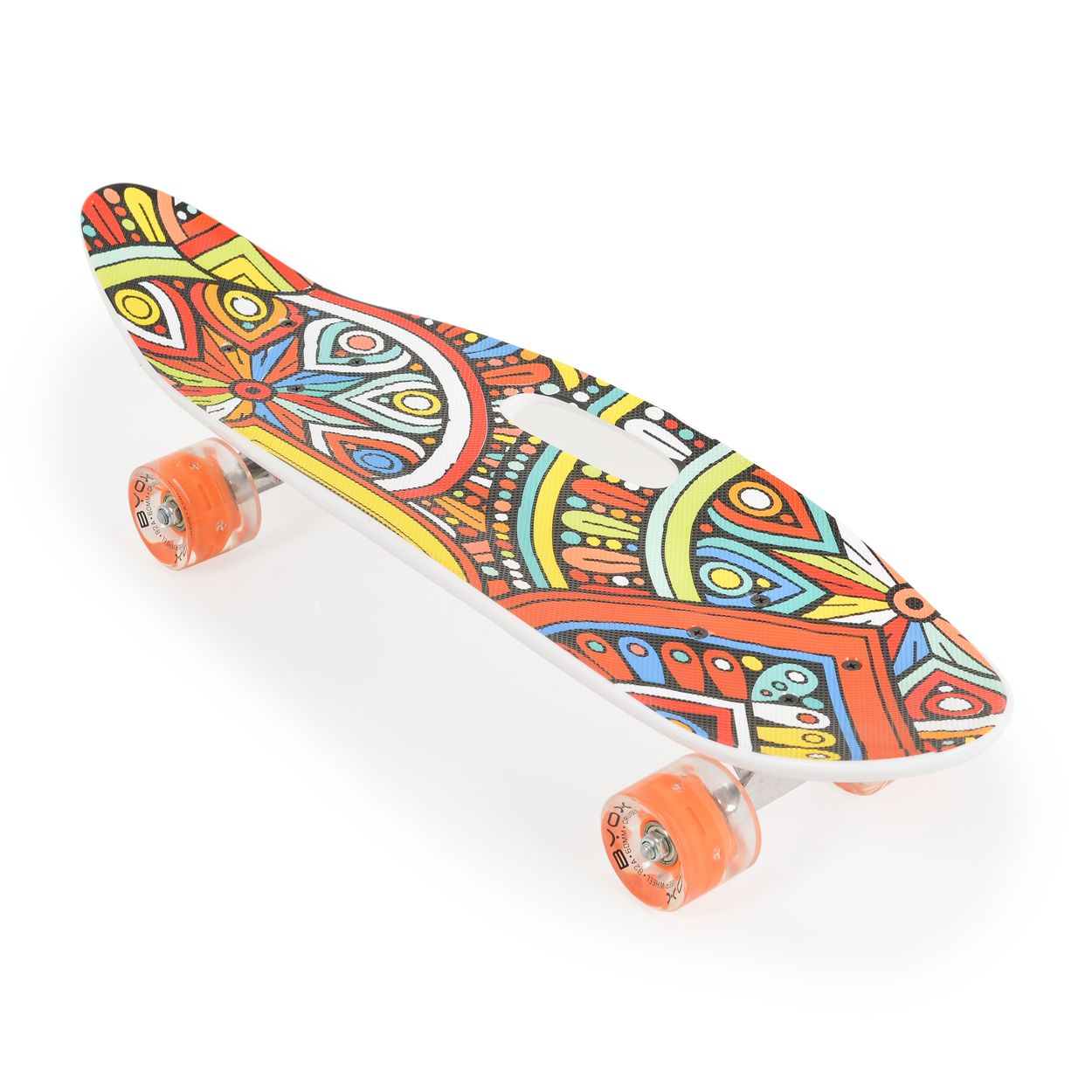 Ein buntes Skateboard mit Mandala-Muster und orangefarbenen Rollen auf weißem Hintergrund.