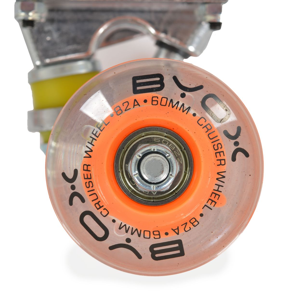 Ein orangefarbenes und transparentes Skateboard-Rad an einer Metallachse vor weißem Hintergrund.