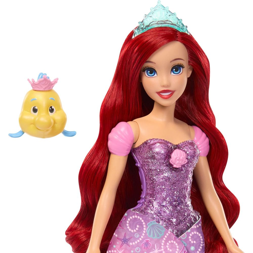 Eine Arielle-Puppe mit rotem Haar, Tiara und glitzerndem Kleid, daneben eine kleine gelbe Flunder-Figur.