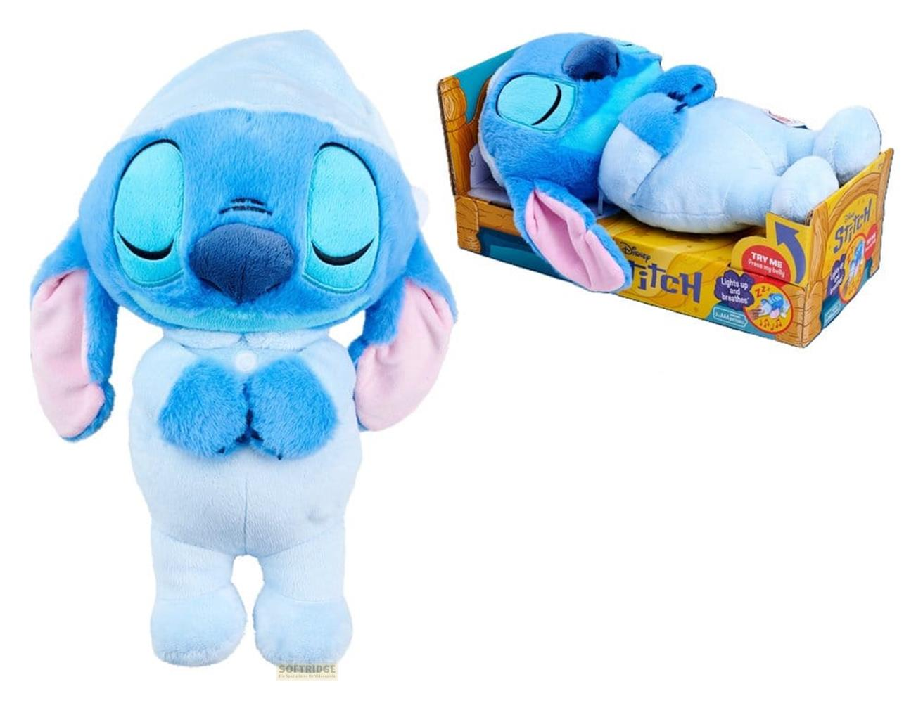 Blauer Plüsch-Stitch im Pyjama, stehend und liegend in seiner Verpackung.