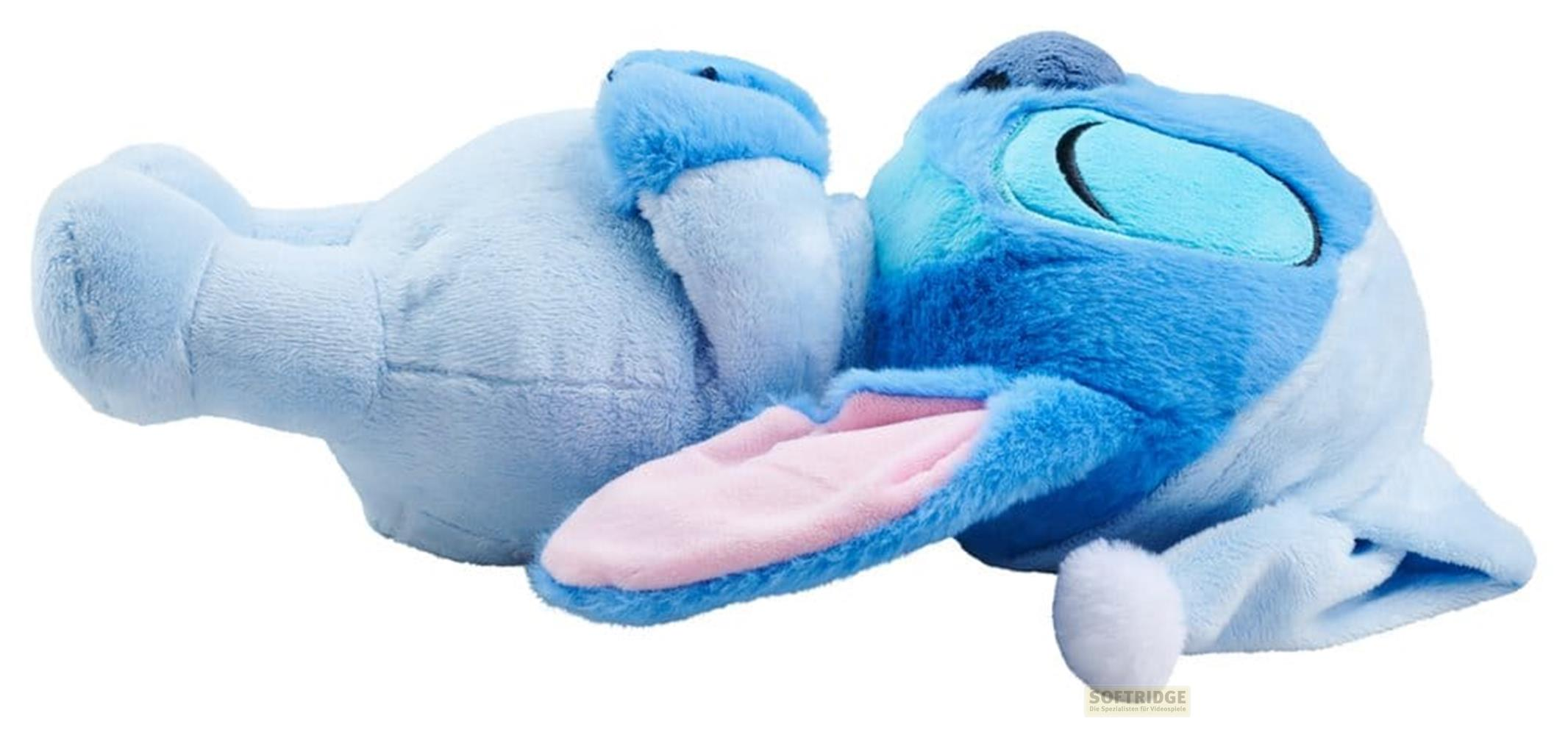 Ein blauer Stitch-Plüschtier liegt auf der Seite vor weißem Hintergrund.