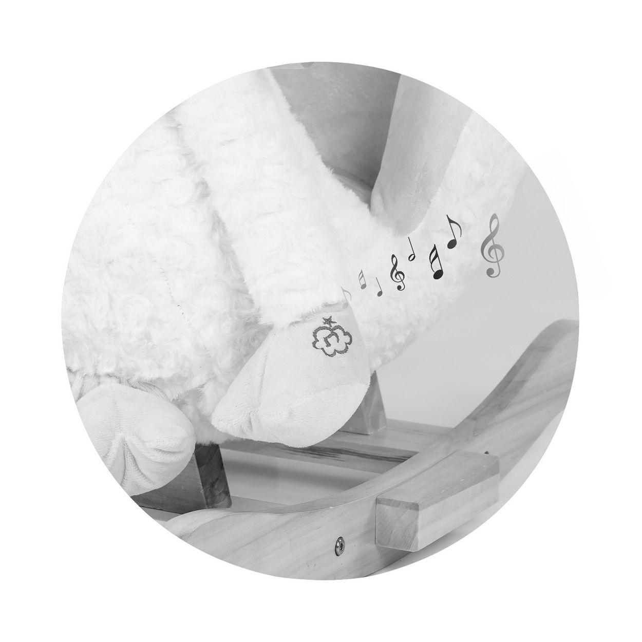 Fluschiges Schaukelpferd mit Holzkuven und musikalischen Noten.