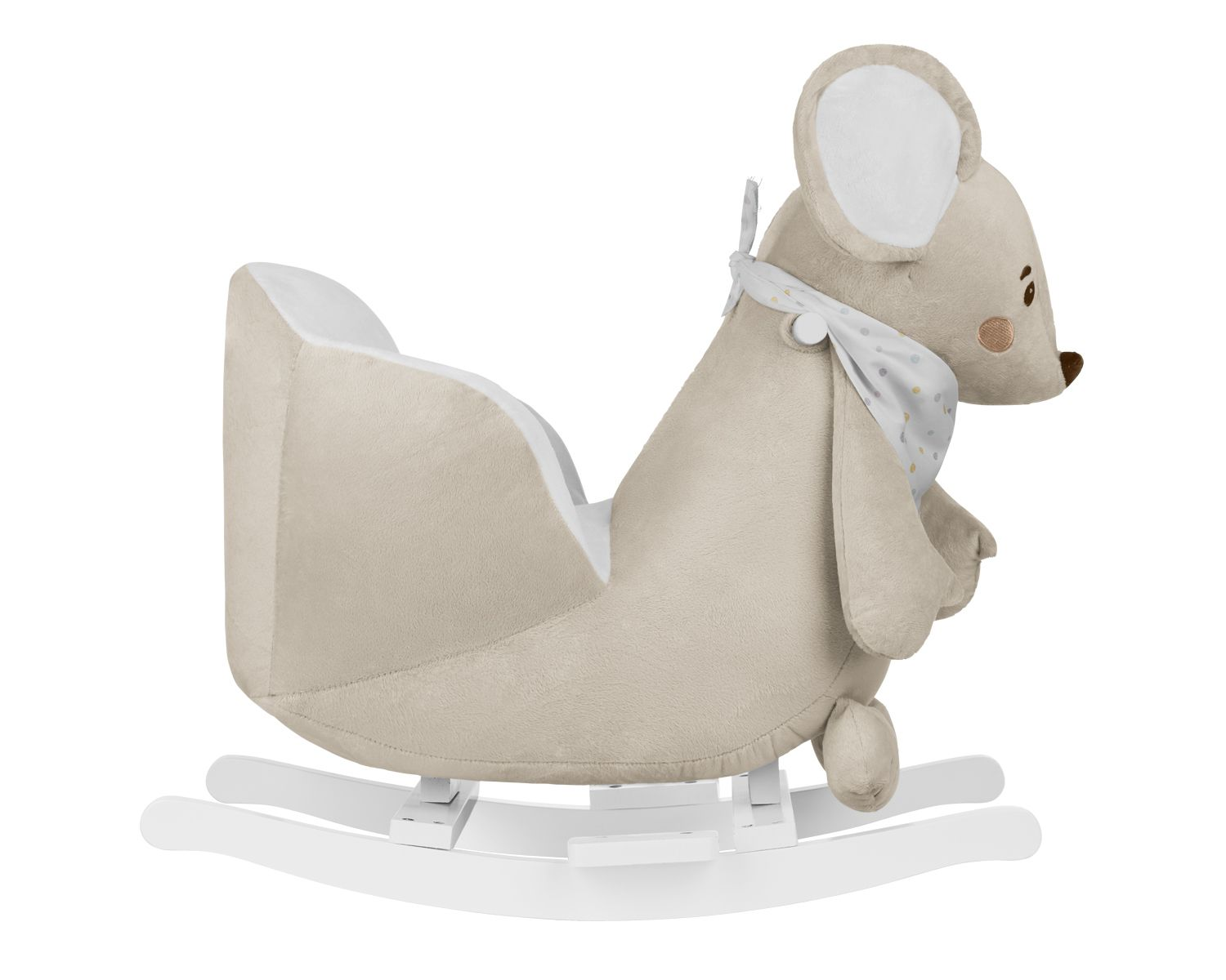 Ein beiges Plüsch-Schaukeltier als Maus mit gepunktetem Halstuch auf weißen Holzschienen.
