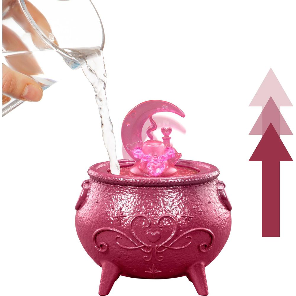 Wasser wird in einen pinken Spielzeugkessel mit Mondmotiv gegossen, rechts zeigen drei aufsteigende Pfeile.