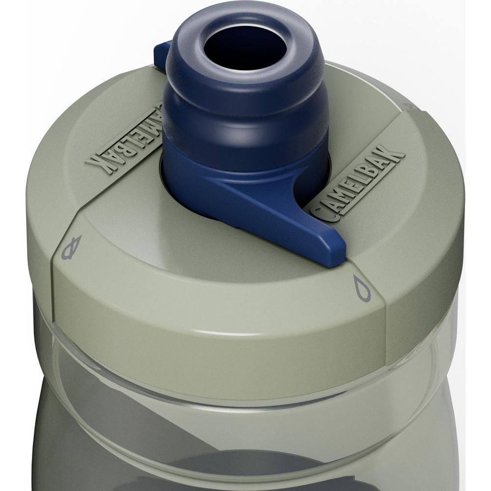 Nahaufnahme einer grauen CamelBak-Trinkflasche mit blauem Mundstück und Ventil vor weißem Hintergrund.