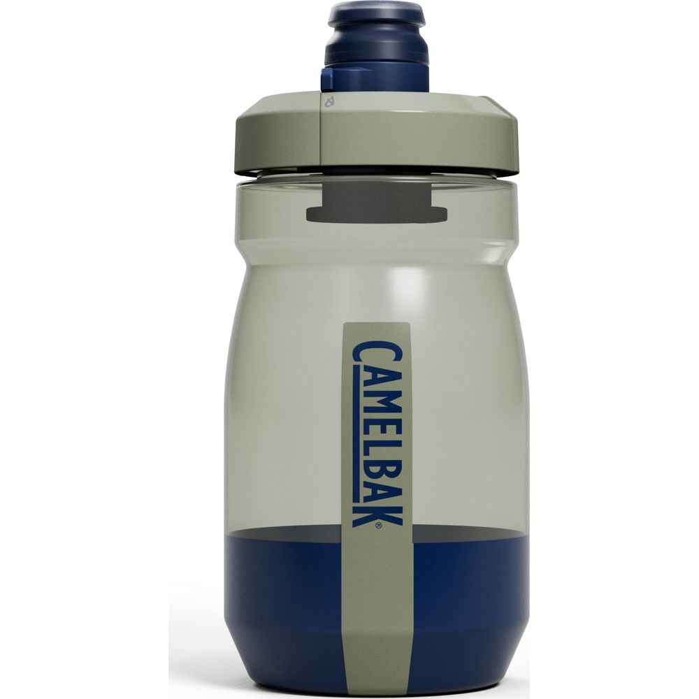 Eine graue CamelBak-Trinkflasche mit blauem Boden, grünem Deckel und blauem Verschluss auf weißem Hintergrund.