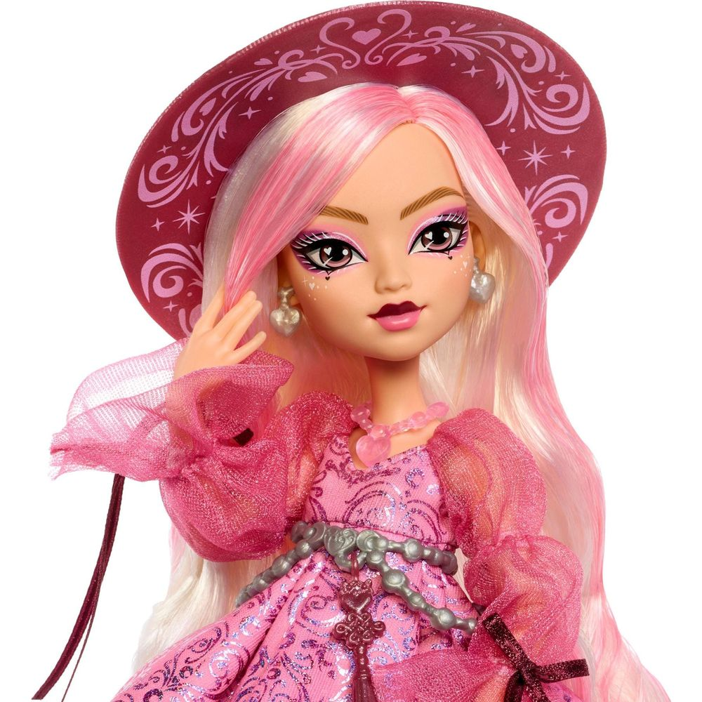 Modepuppe mit rosa Haaren, grossem Hut, pinkem Kleid mit Glitzer und filigranem Schmuck.