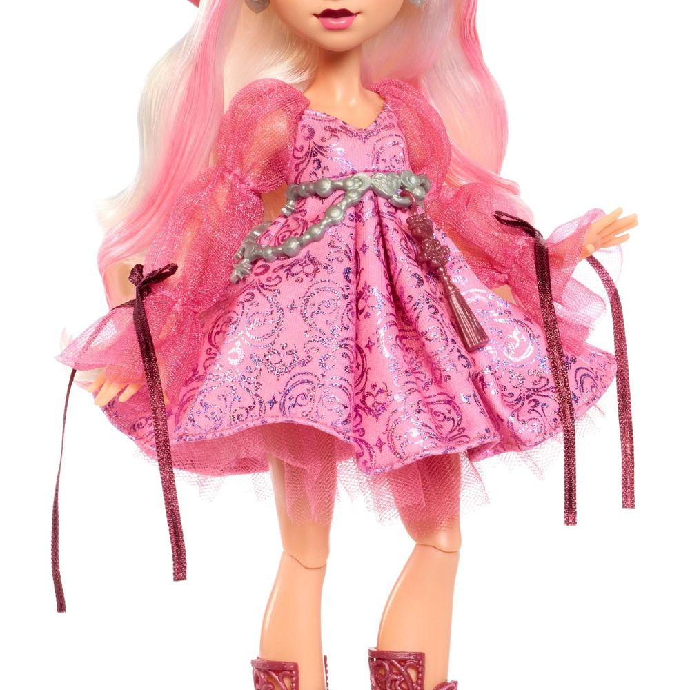 Eine Modepuppe in einem pink gemusterten Kleid mit transparenten Ärmeln, silbernem Gürtel und rosa-weißem Haar.