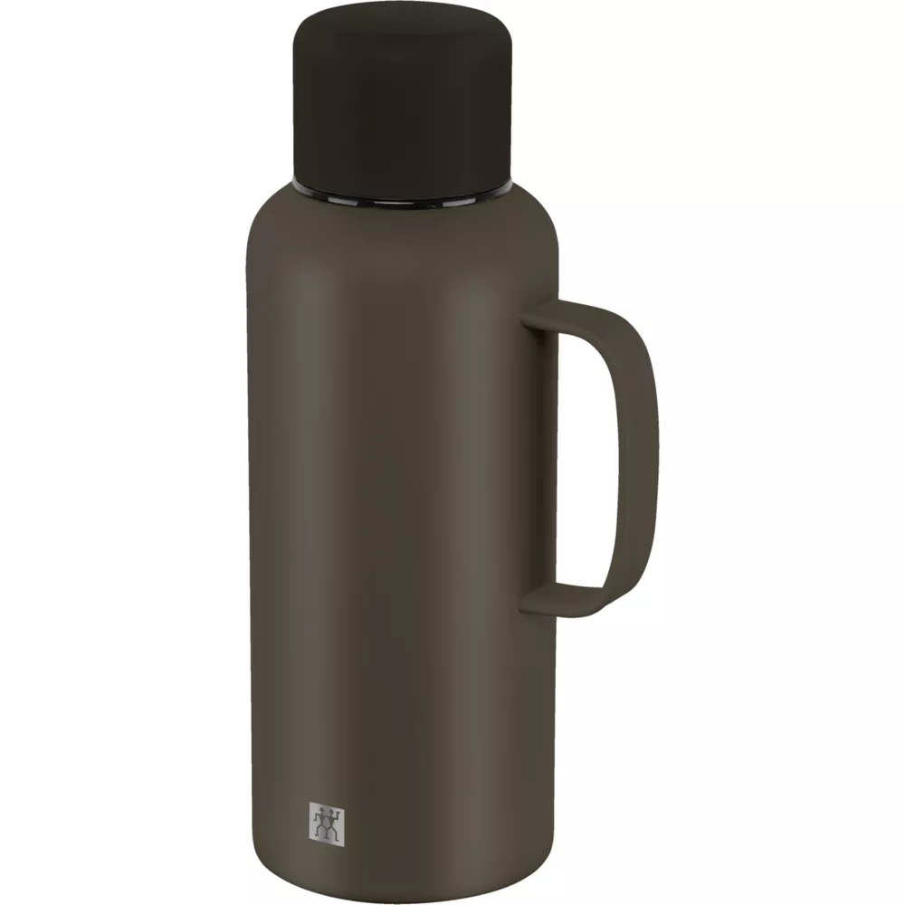 Eine matte, braune Thermoskanne mit Henkel und schwarzem Deckel auf weißem Hintergrund.