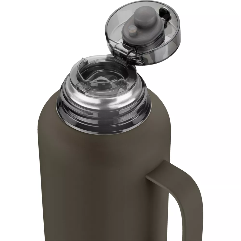 Eine graue Thermosflasche mit offenem, dunkel durchsichtigem Deckel und Seitengriff vor weißem Hintergrund.