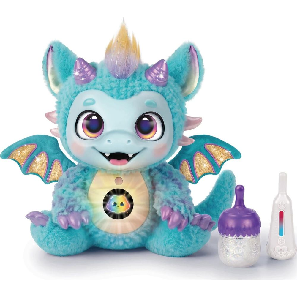 Ein flauschiger, türkisfarbener Drache mit lila Hörnern, großen Augen und einer leuchtenden Wolke auf dem Bauch, neben Zubehör.