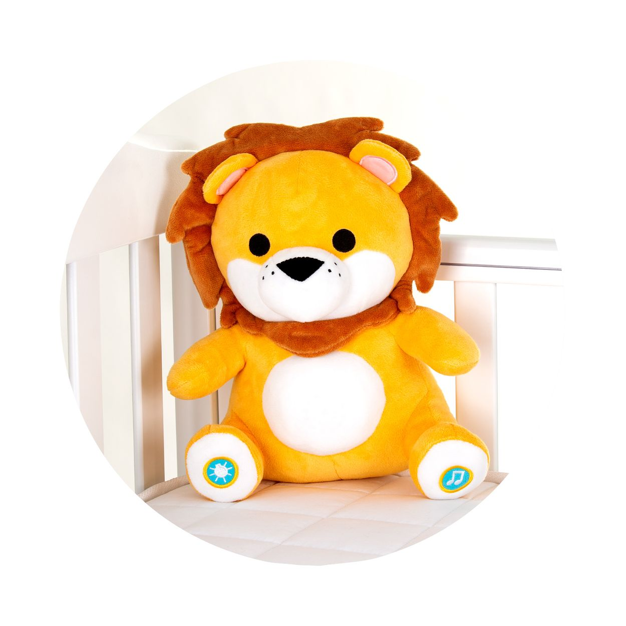 Ein Plüsch-Löwe in Gelb und Braun sitzt in einem weißen Babybett mit Knöpfen an den Füßen.