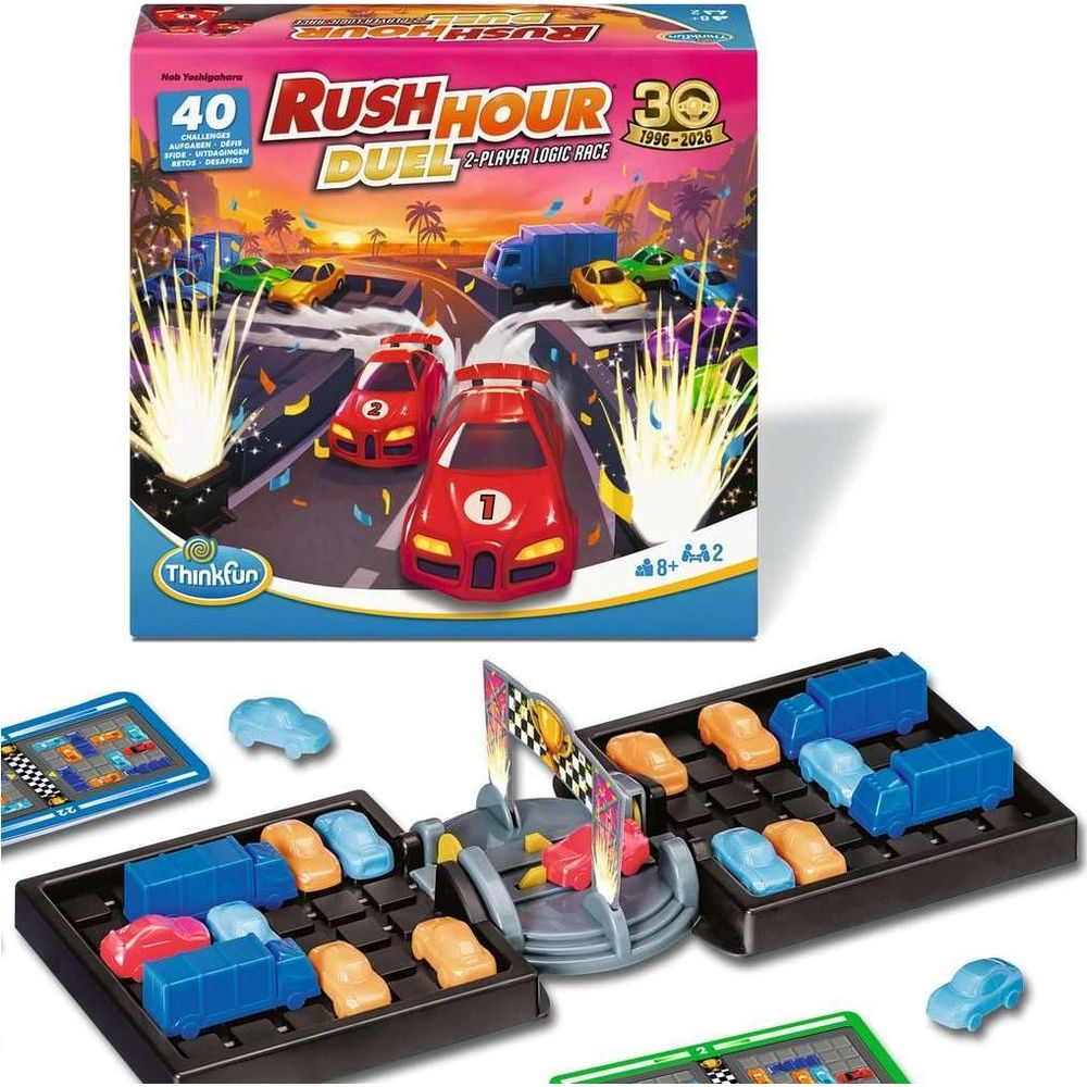 Die Brettspielbox Rush Hour Duel wird neben offenen Spielbrettern mit bunten Plastikautos gezeigt.