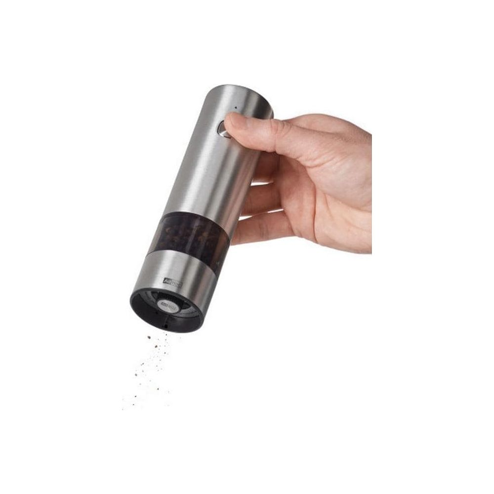 Eine Hand hält eine elektrische Salz- oder Pfeffermühle aus Edelstahl, die Gewürz dosiert.