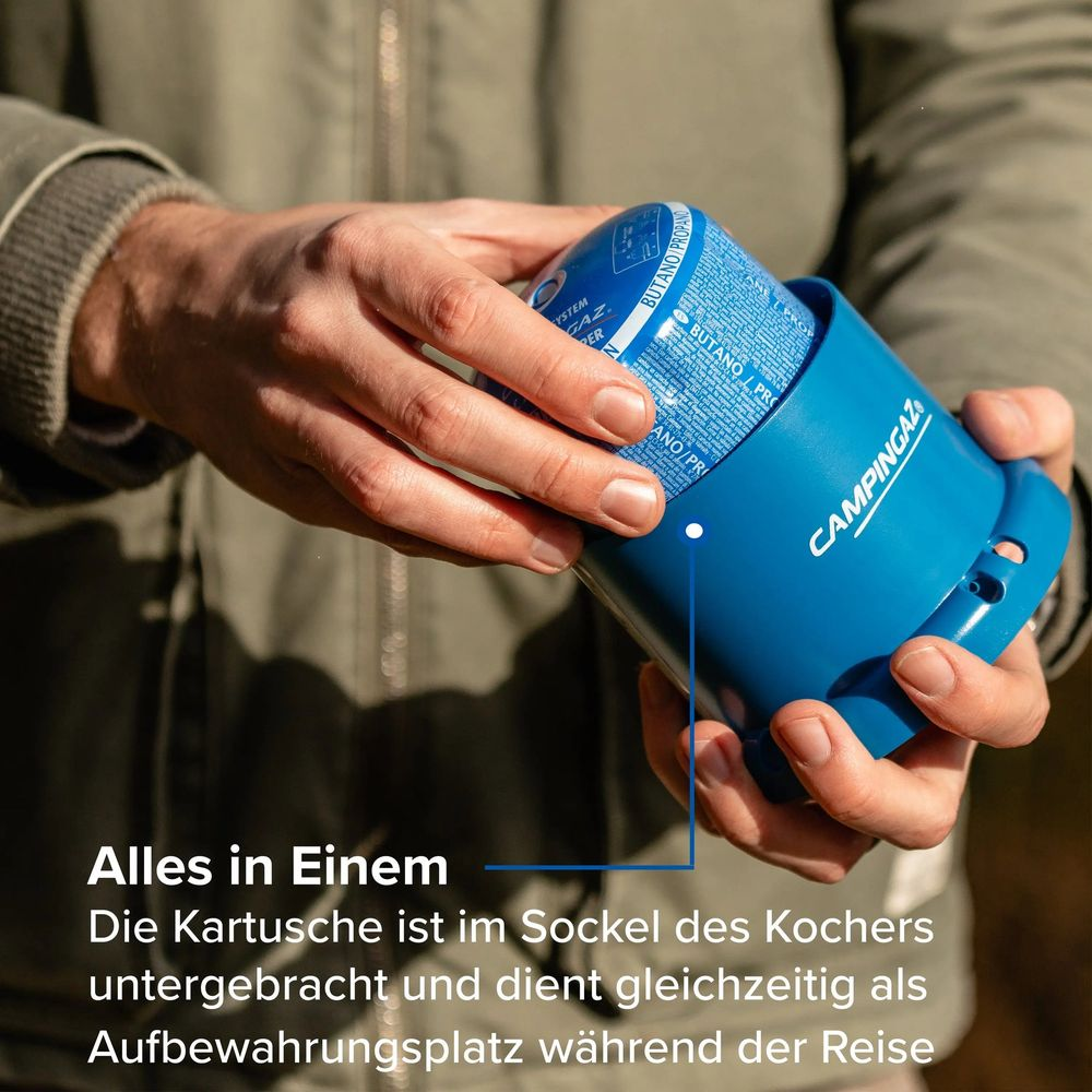 Hände halten eine blaue Campingaz-Gaskartusche und einen passenden blauen Kochersockel.