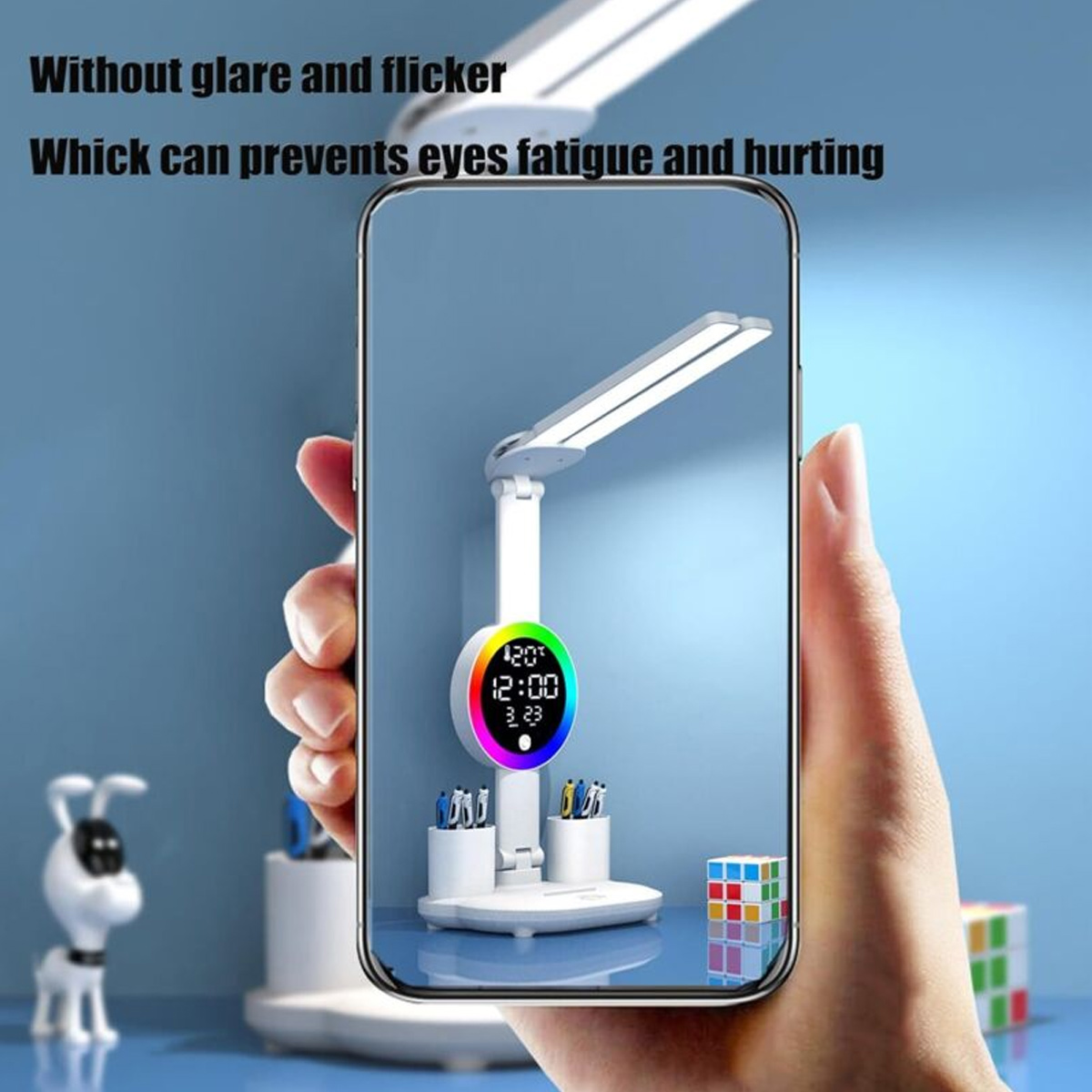 Eine Hand hält ein Handy mit einer weißen LED-Schreibtischlampe, Digitaluhr und Stiftehalter vor blauem Hintergrund.