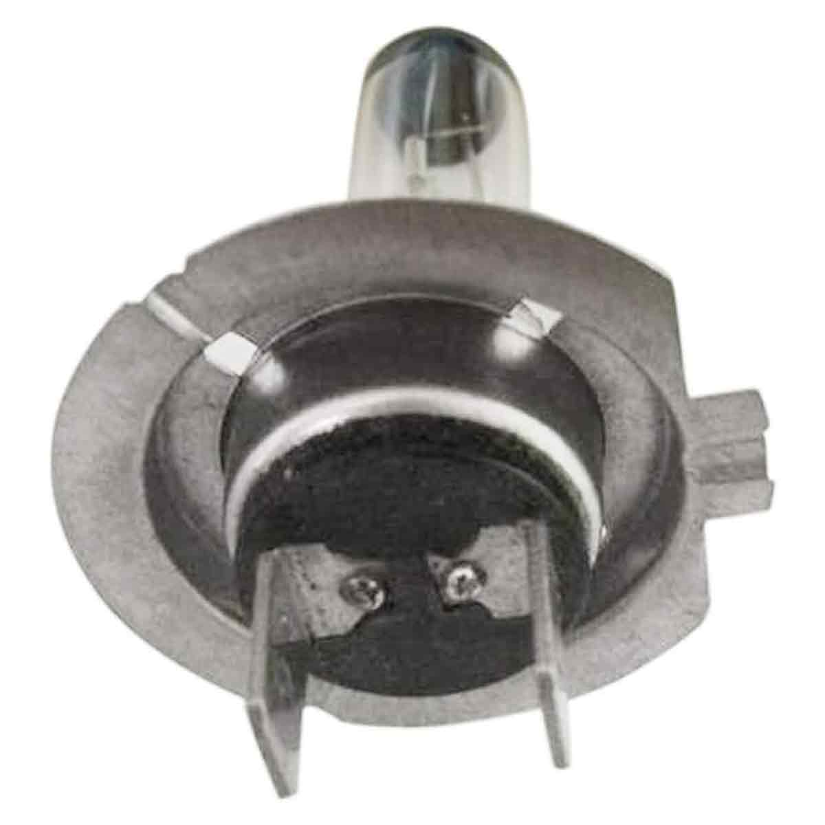 Eine Kfz-Scheinwerferlampe mit Metallfassung und zwei Steckern auf der Rückseite.