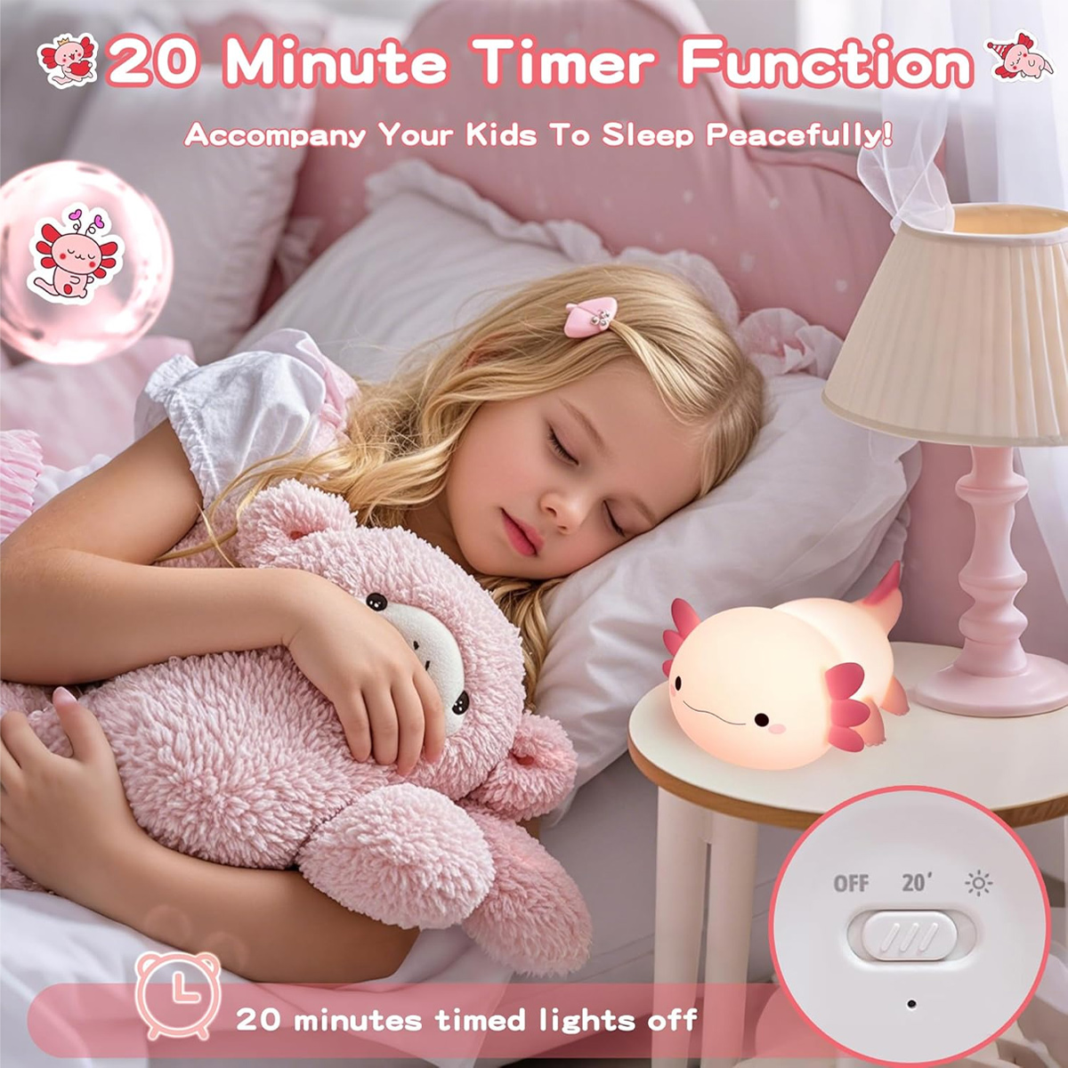 Ein blondes Mädchen schläft im Bett und umarmt ein Kuscheltier, neben einer Axolotl-Nachtlampe auf einem Tisch.