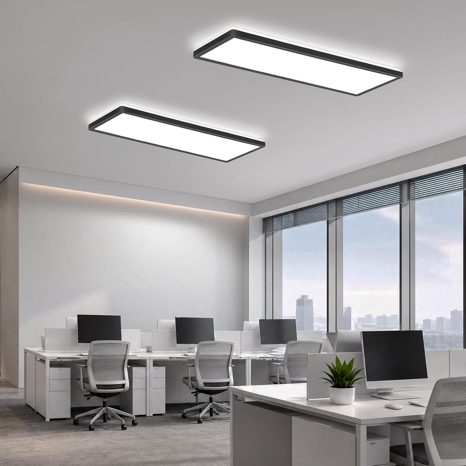 Modernes Buroinnere mit Schreibtischen, Computern, Stuhlen, grossem Fenster mit Stadtblick und zwei Lampen.
