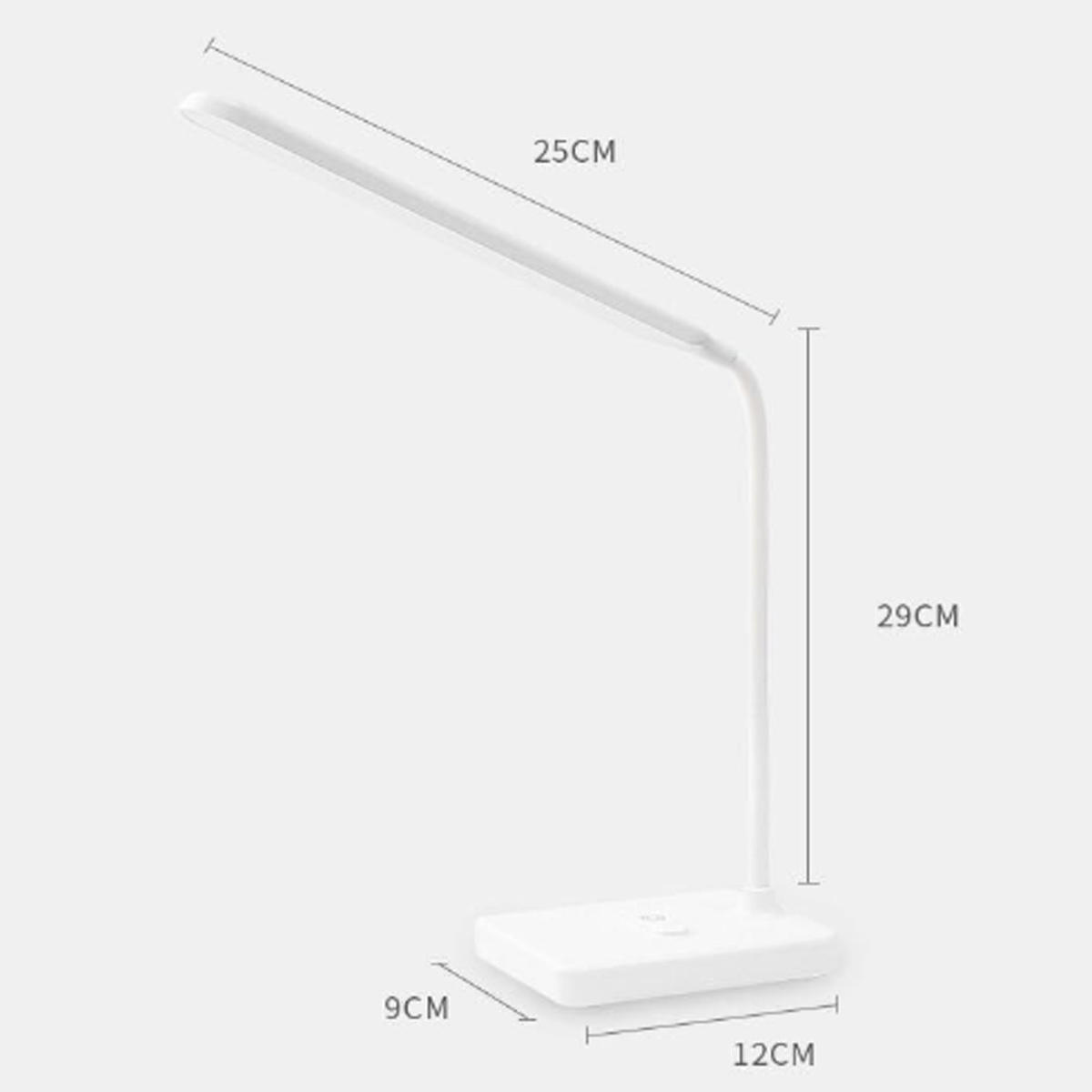 Weisse Schreibtischlampe mit Massen: 25cm Arm, 29cm Hoehe, 9cm Breite und 12cm Basislaenge vor grauem Hintergrund.