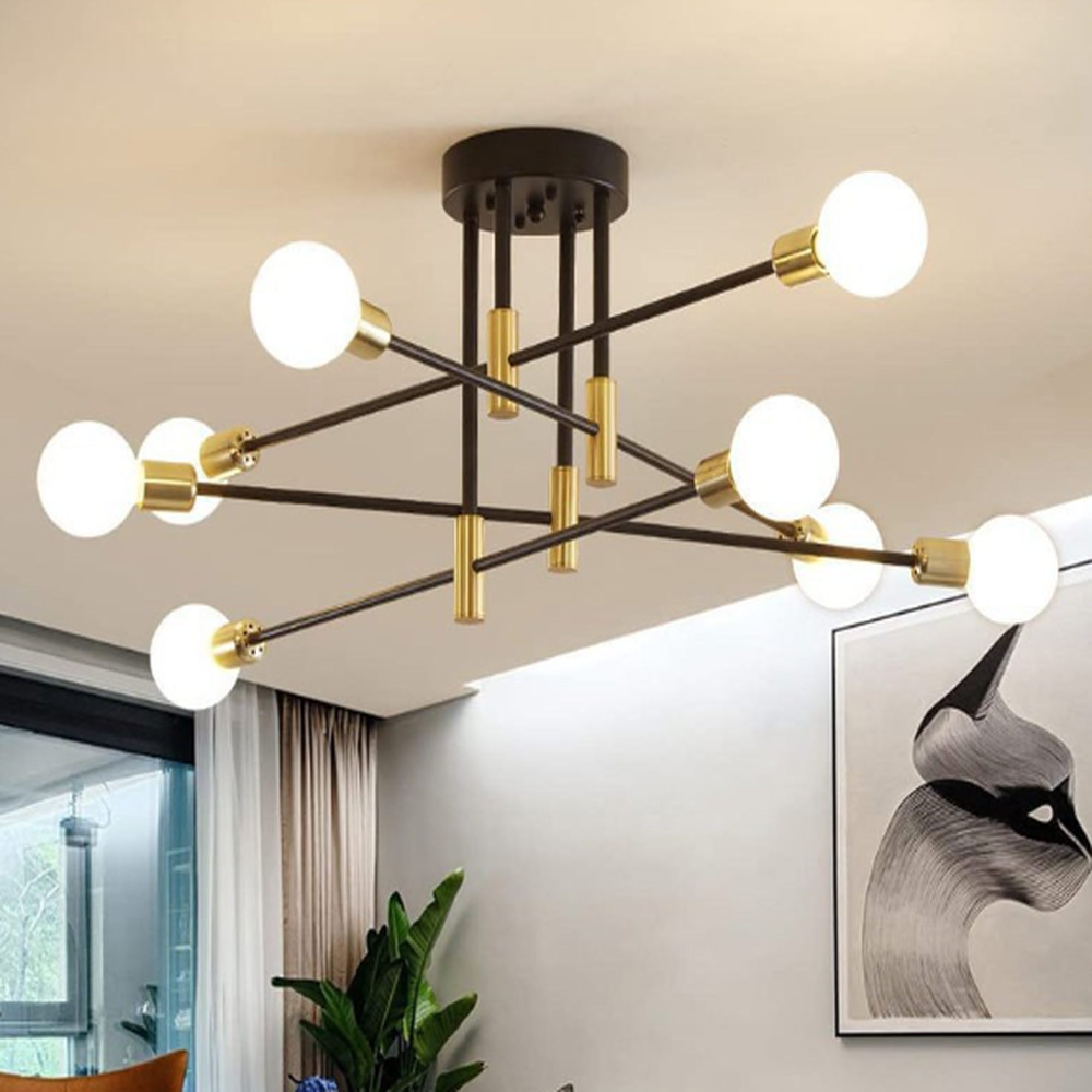 Moderne schwarze und goldene Deckenleuchte mit runden Glühbirnen im Raum.