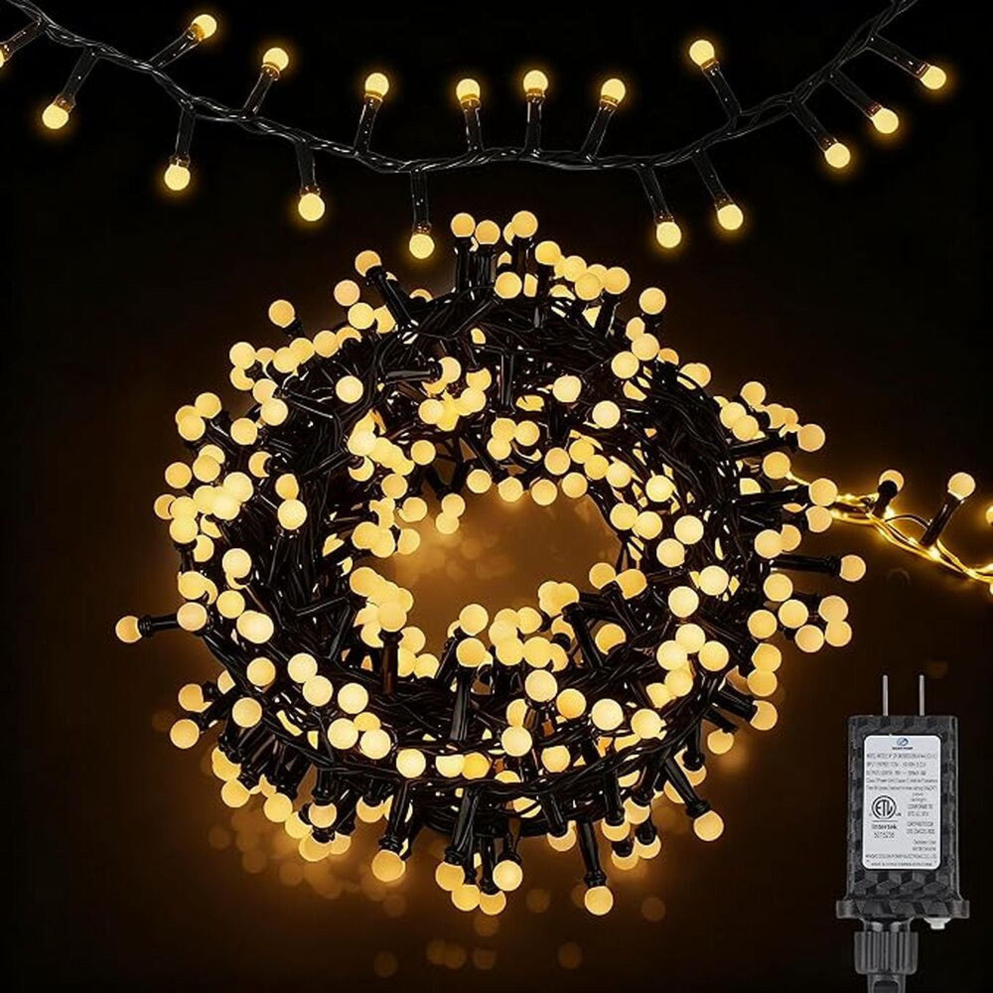 Wunderschöne warme weiße LED-Lichterkette aufgewickelt vor dunklem Hintergrund.