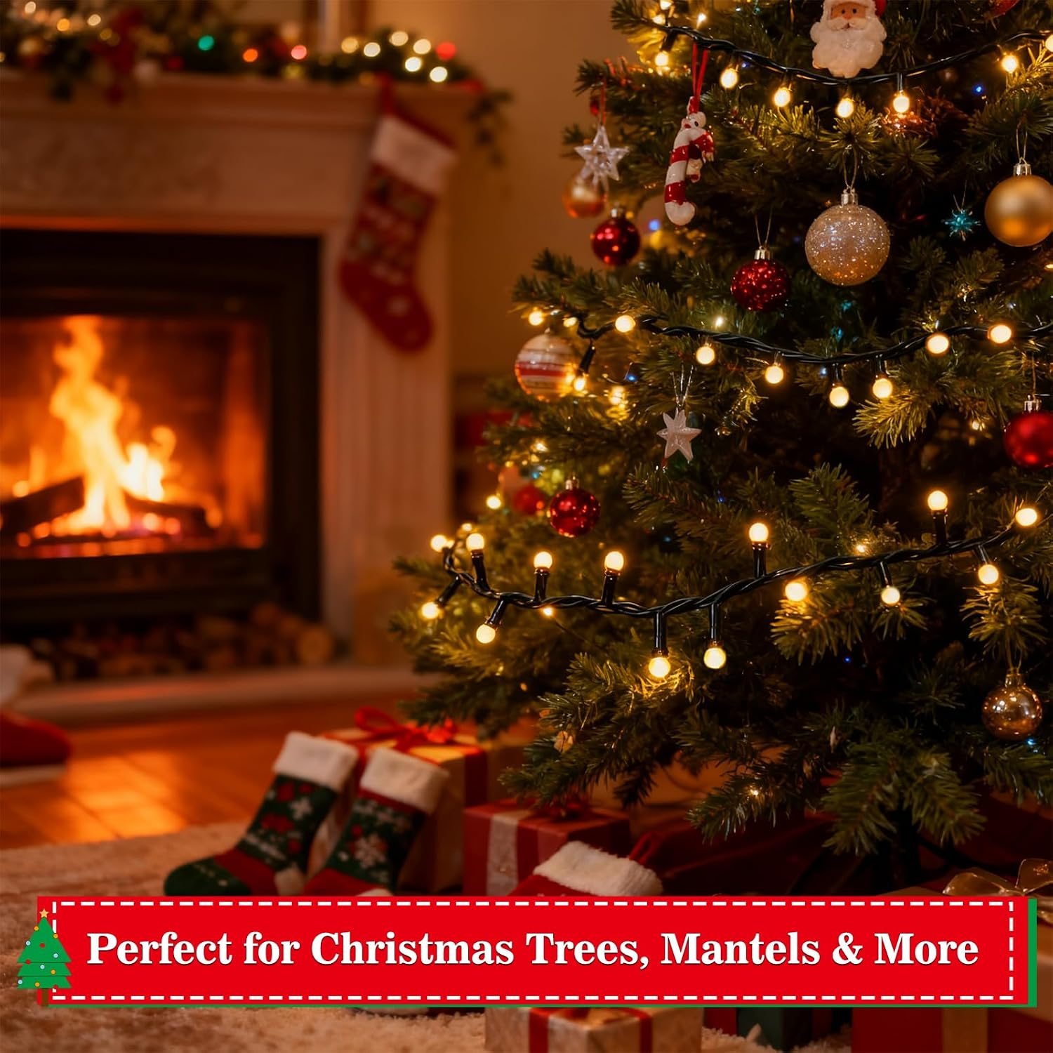 Beleuchteter Weihnachtsbaum vor einem Kamin mit Geschenken und Strümpfen.