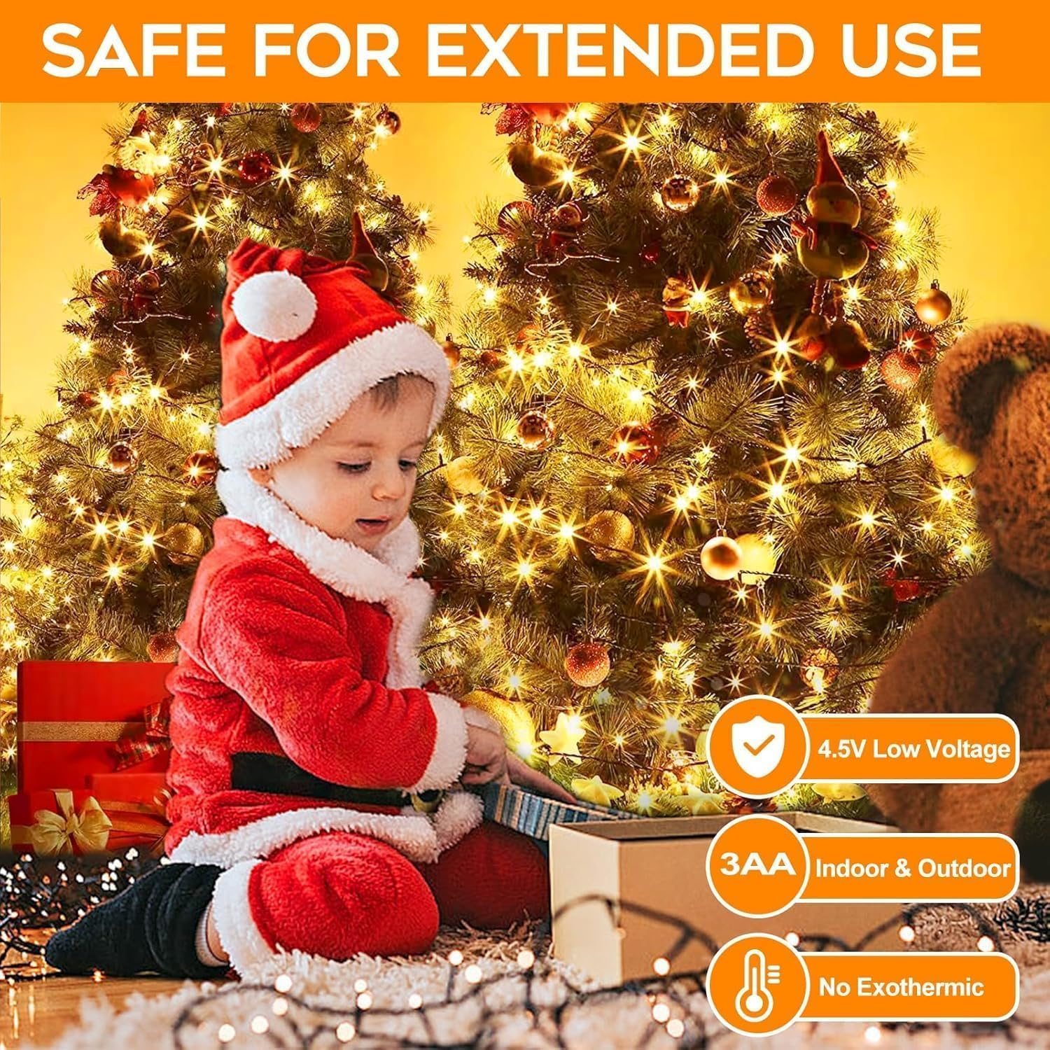 Kleines Kind im Weihnachtsmannkostüm sitzt vor beleuchteten Weihnachtsbäumen und öffnet Geschenke.