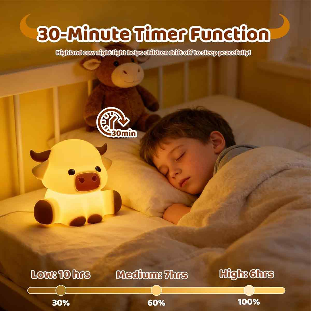 Ein Kind schläft in einem Bett mit einem süßen, leuchtenden Kuh-Nachtlicht auf dem Nachttisch.