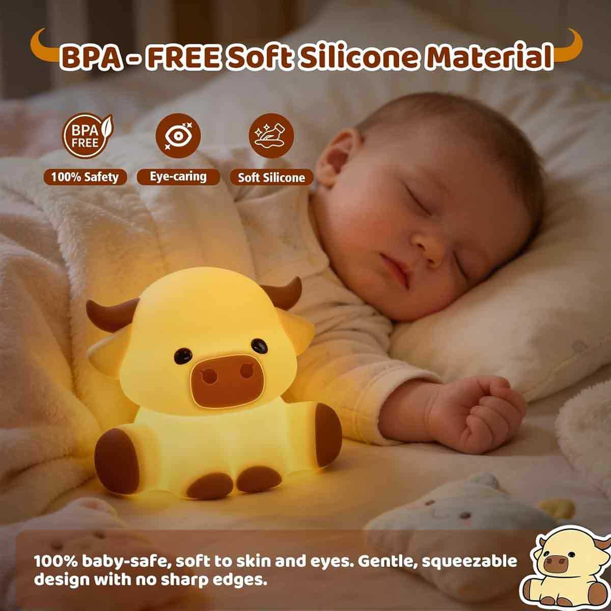 Ein Baby schläft neben einer niedlichen, leuchtenden Kuh-Nachtlampe auf dem Bett.