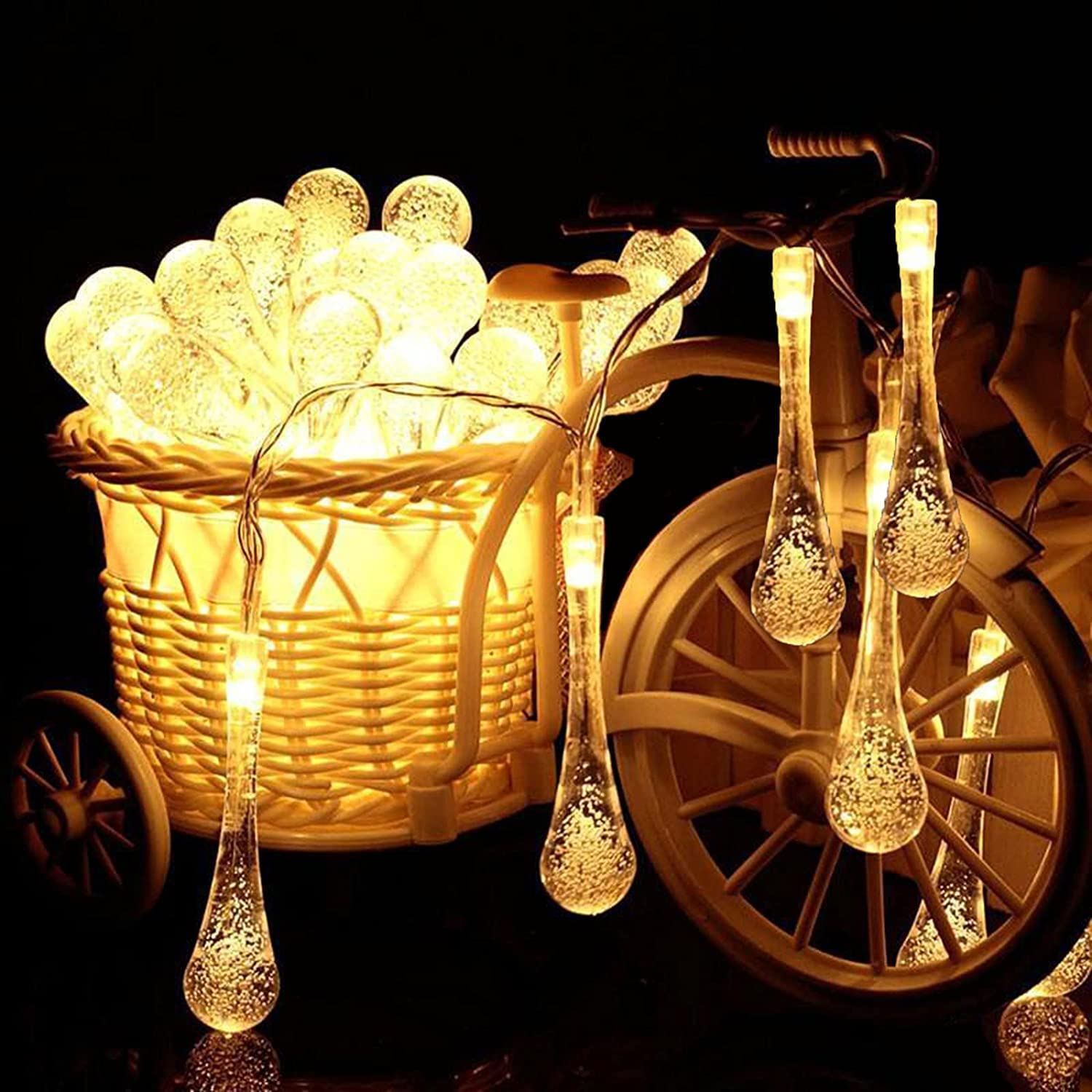 Beleuchtete dekorative Fahrradfigur mit Korb voller Lichterketten.