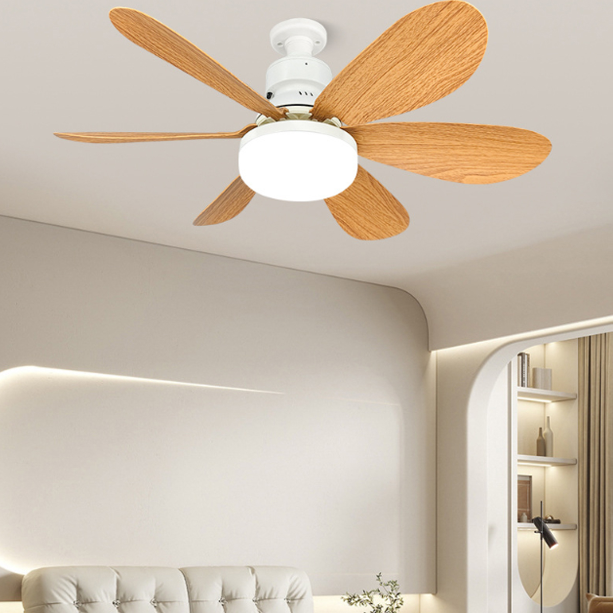 Ein weißer Deckenventilator mit Holzblättern und integriertem Licht hängt in einem modernen Raum.