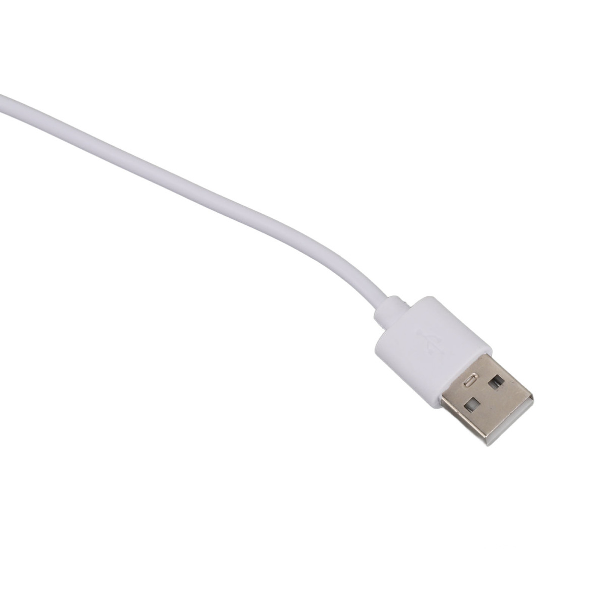 Ein weißes USB-Kabel mit Metallstecker vor weißem Hintergrund.