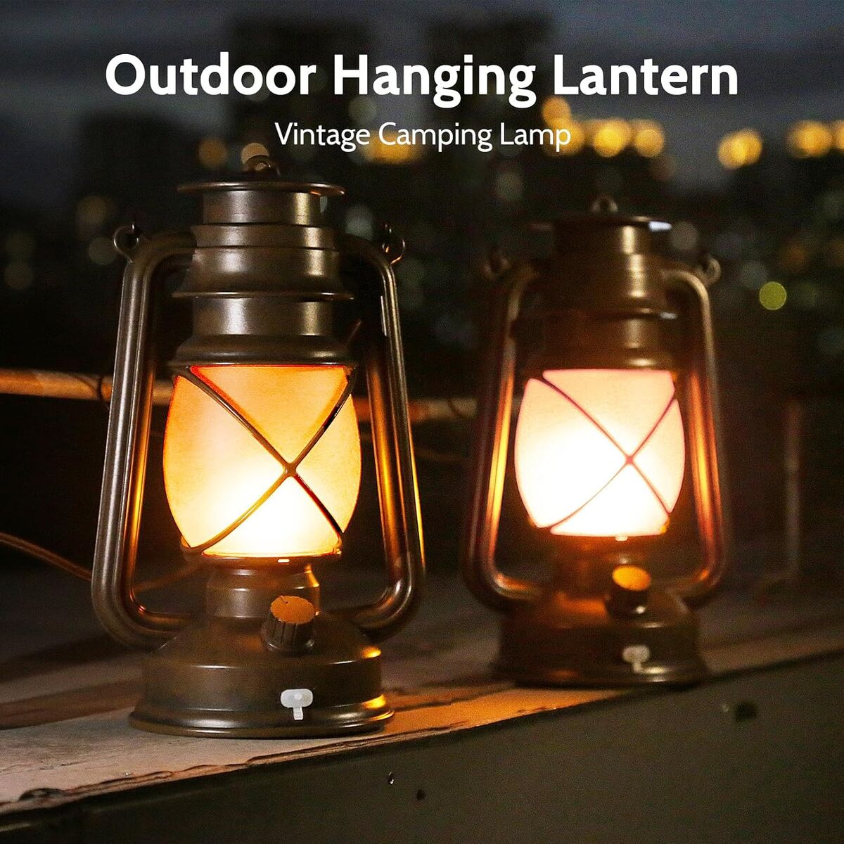 Zwei Vintage-Außenlaternen mit leuchtend orangem Licht stehen nachts auf einer Oberfläche.