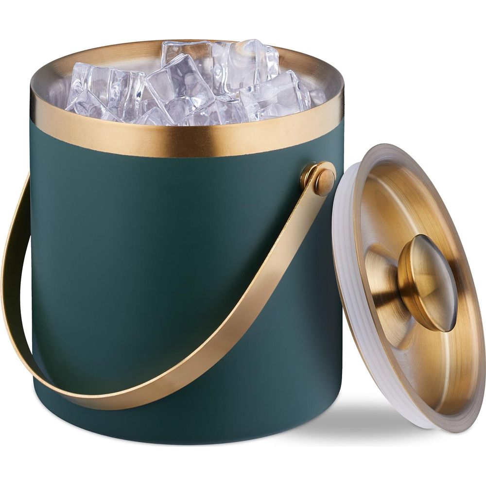 Ein dunkelgrüner Eiseimer mit goldenem Rand, Griff und passendem Deckel, gefüllt mit Eiswürfeln.