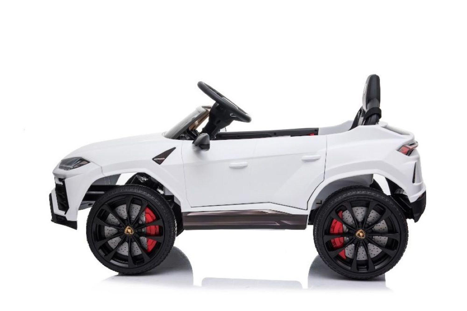 Seitenansicht eines weißen Elektro-Spielzeug-SUV mit schwarzen Rädern und roten Bremssätteln auf weißem Hintergrund.