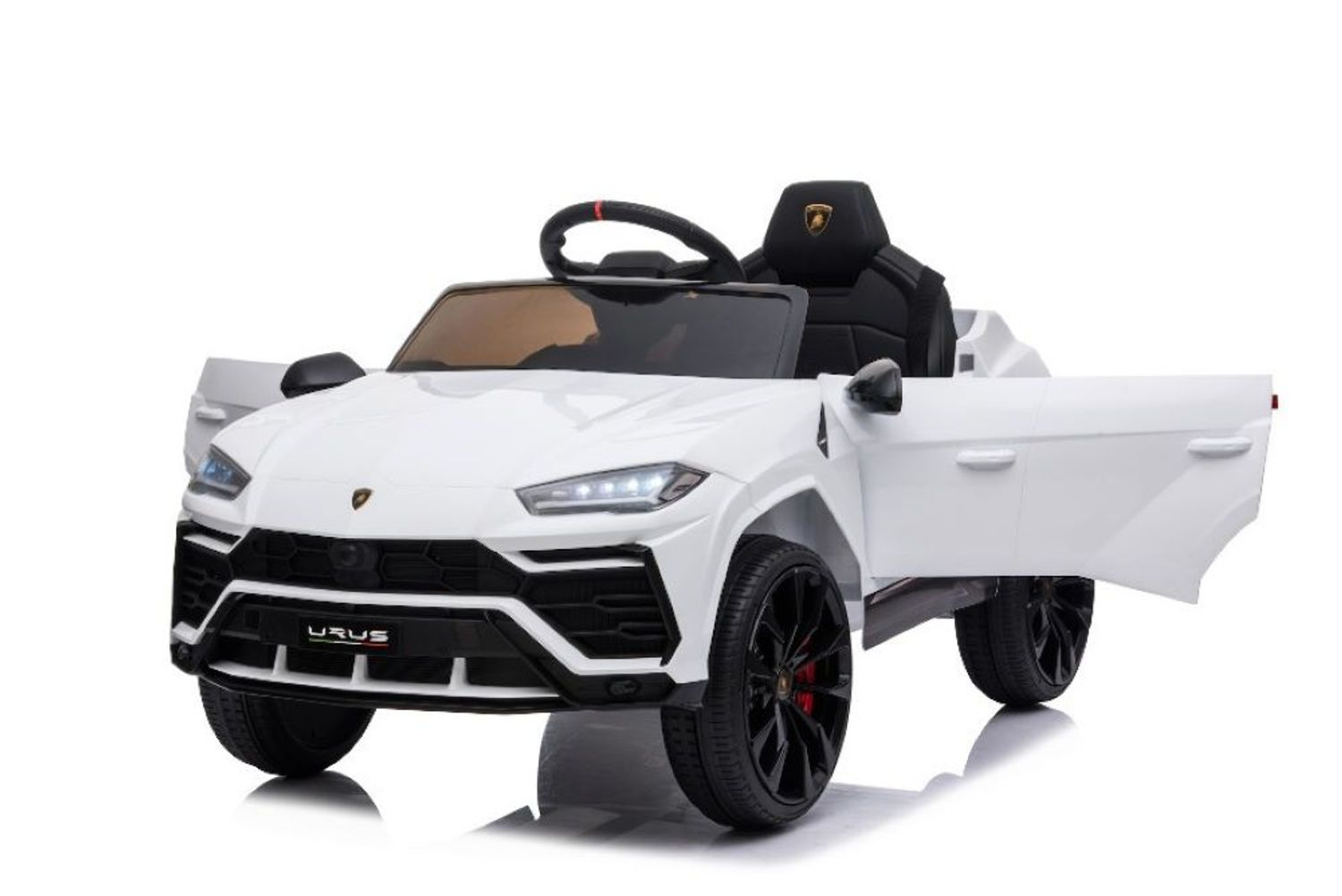 Ein weißes Lamborghini Urus Kinderauto mit offenen Türen vor weißem Hintergrund.