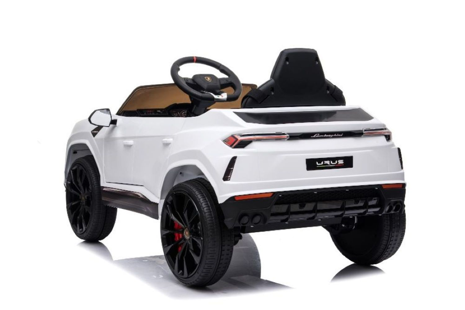 Weißes elektrisches Lamborghini Urus Kinderauto von hinten gesehen auf weißem Hintergrund.