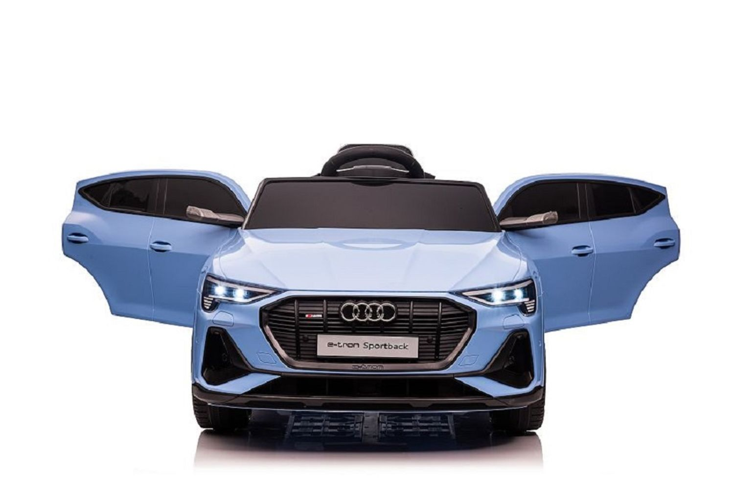 Ein hellblaues Spielzeug-Audi e-tron Sportback mit offenen Türen und leuchtenden Scheinwerfern auf weißem Grund.