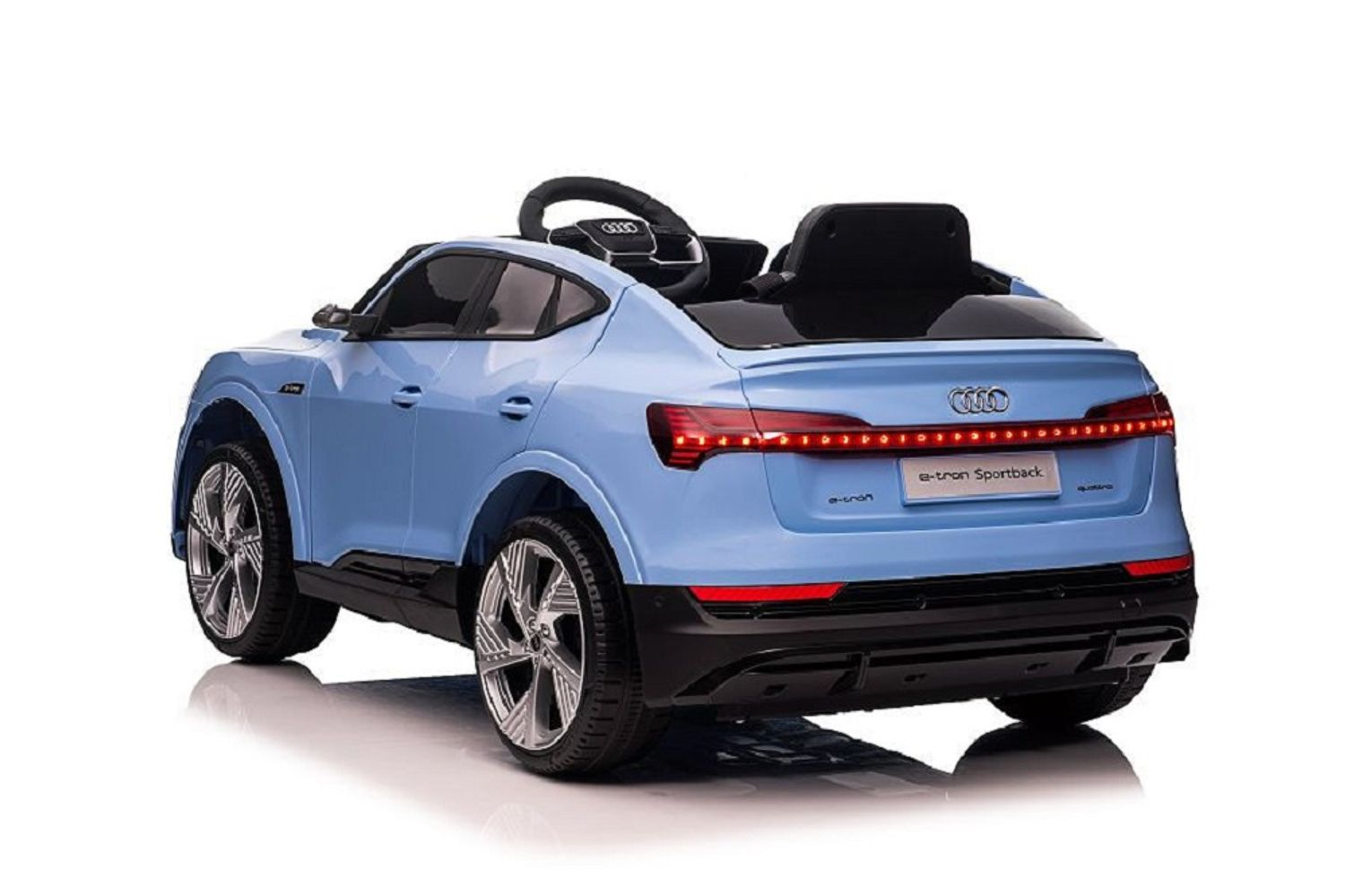 Ein hellblaues Spielzeug-Audi e-tron Sportback Auto mit beleuchteten Rücklichtern vor weißem Hintergrund.