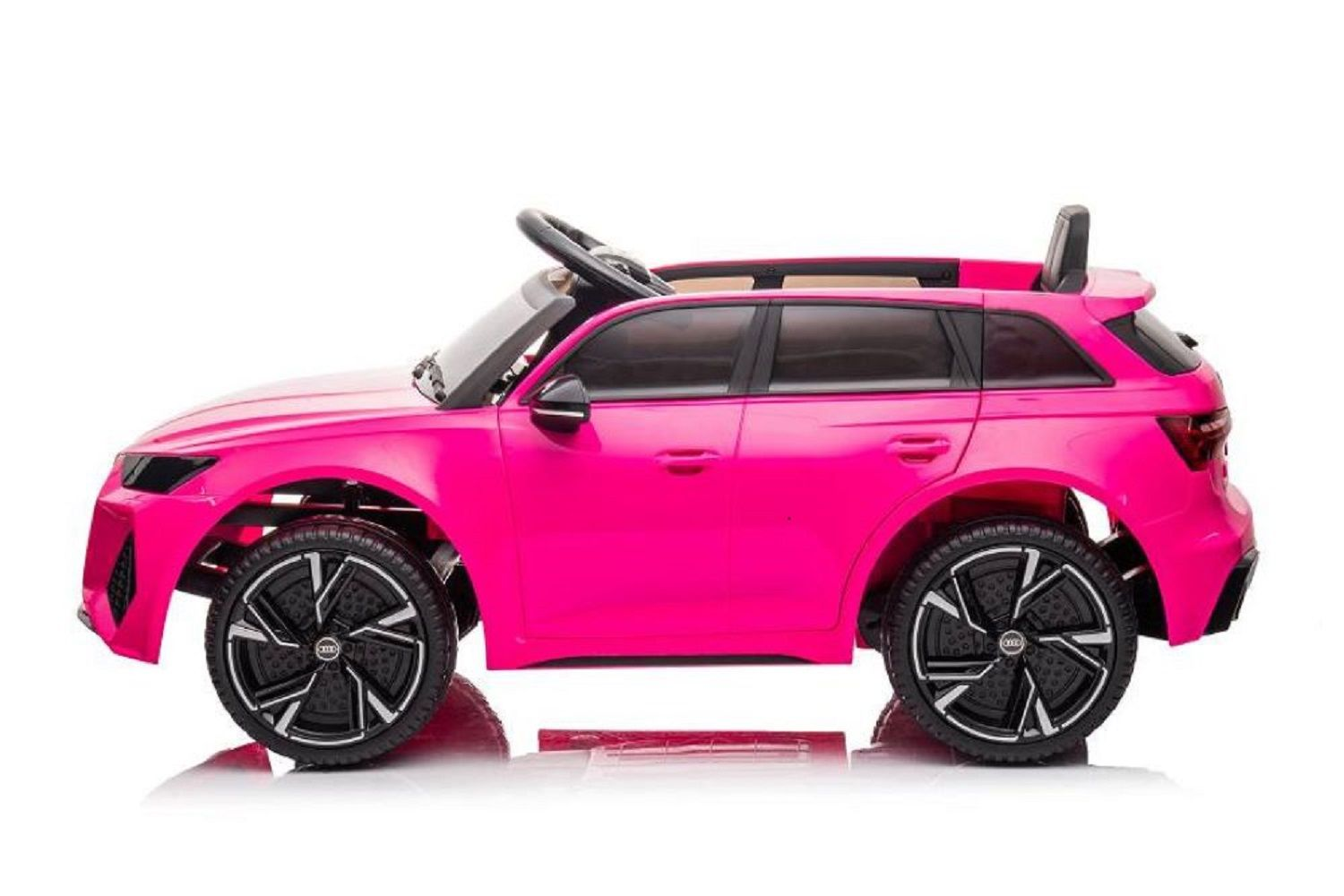 Seitenansicht eines hellrosa Kinder-Rutschautos mit schwarzen Rädern auf weißem Hintergrund.