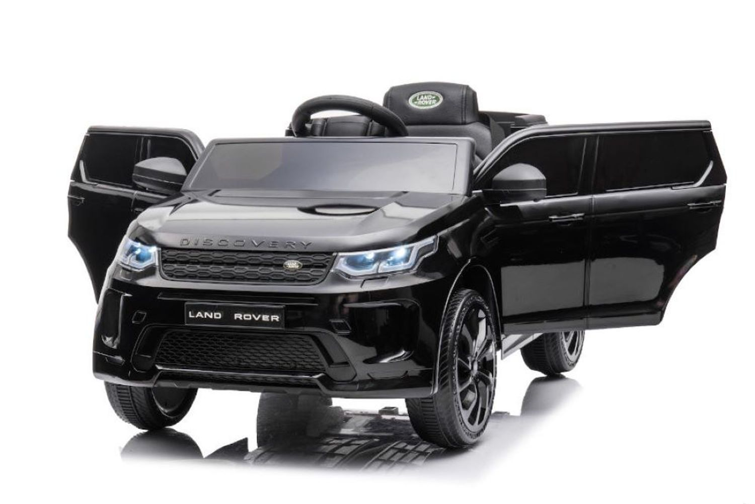 Ein schwarzes Land Rover Kinder-Elektroauto mit geöffneten Türen auf weißem Grund.