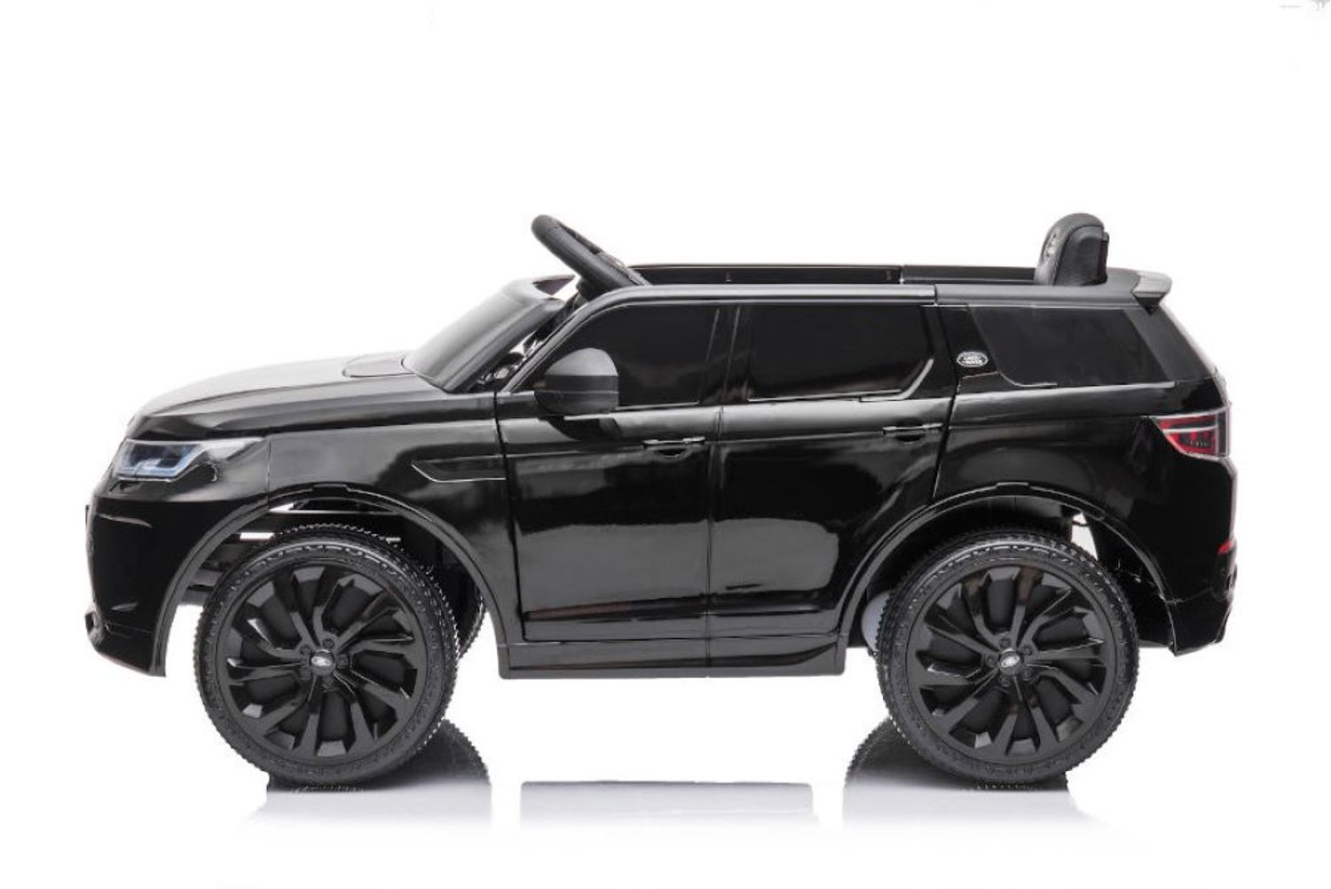 Ein glänzendes schwarzes Kinder-Elektroauto in SUV-Form auf weißem Hintergrund.