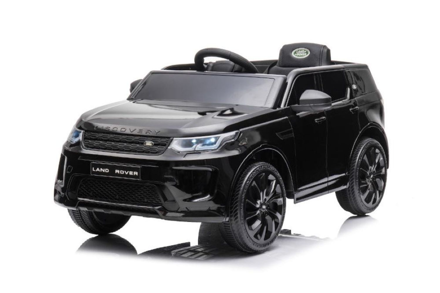 Ein schwarzes Land Rover Spielzeug-Kinderauto vor weißem Hintergrund mit realistischen Scheinwerfern.