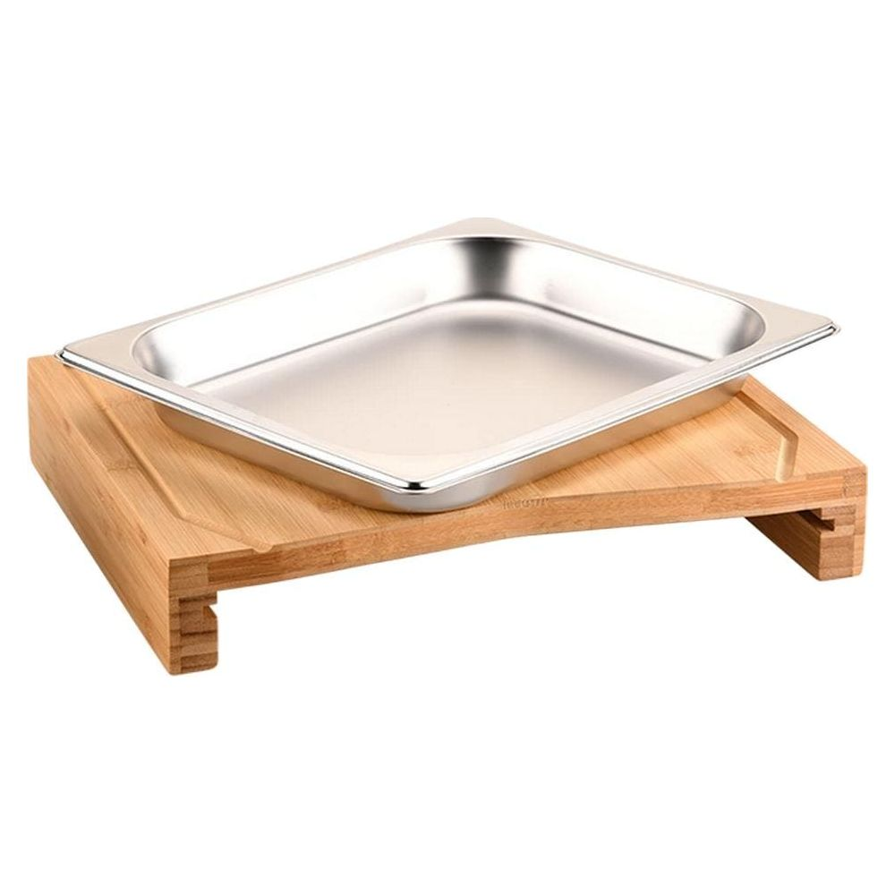 Una bandeja de servir de acero inoxidable en un pequeño soporte de madera sobre fondo blanco.